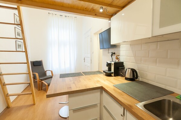 City Apartment, Multiple Beds | Private kitchen