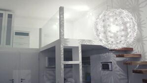 Een moderne badkamer met een glazen douchewand, een plafondlamp en inbouwopbergruimte.