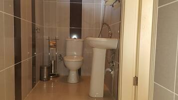 Regadera, amenidades de baño gratuitas, secadora de cabello, pantuflas