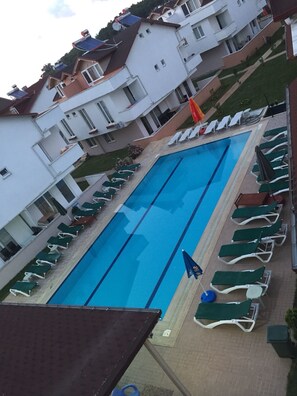 Outdoor pool, pool umbrellas, sun loungers - Kalpe Houses Tatil Koyu (Kandira)