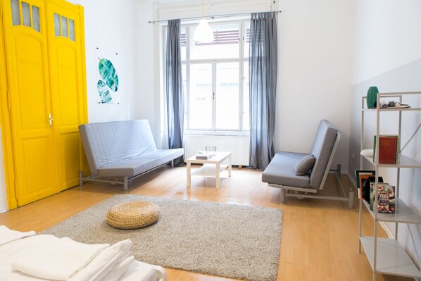 Economy-Apartment, Mehrere Betten | Schreibtisch, Bügeleisen/Bügelbrett, kostenloses WLAN