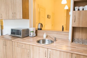 Economy-Apartment, Mehrere Betten | Eigene Küche | Kühlschrank, Mikrowelle, Herdplatte, Wasserkocher mit Kaffee-/Teezubehör