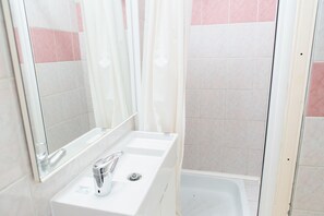 Economy Apartment, Multiple Beds | Bathroom sink - Fullhouse Ernesto II (Budapest)
