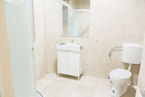 Economy-Apartment, Mehrere Betten | Badezimmer | Dusche, Handtücher