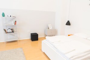 Economy-Apartment, Mehrere Betten | Schreibtisch, Bügeleisen/Bügelbrett, kostenloses WLAN