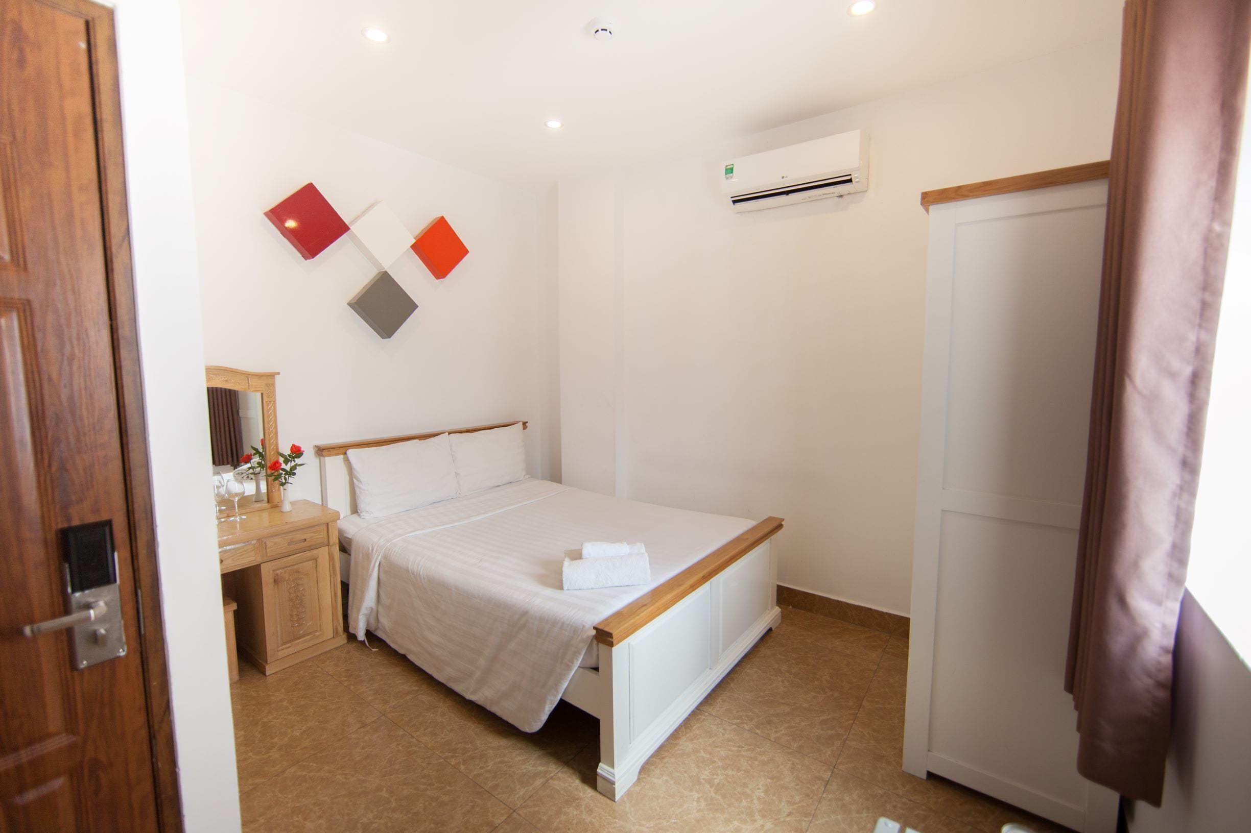 standard double room | 1 bedroom, minibar, desk, iron/ironing board