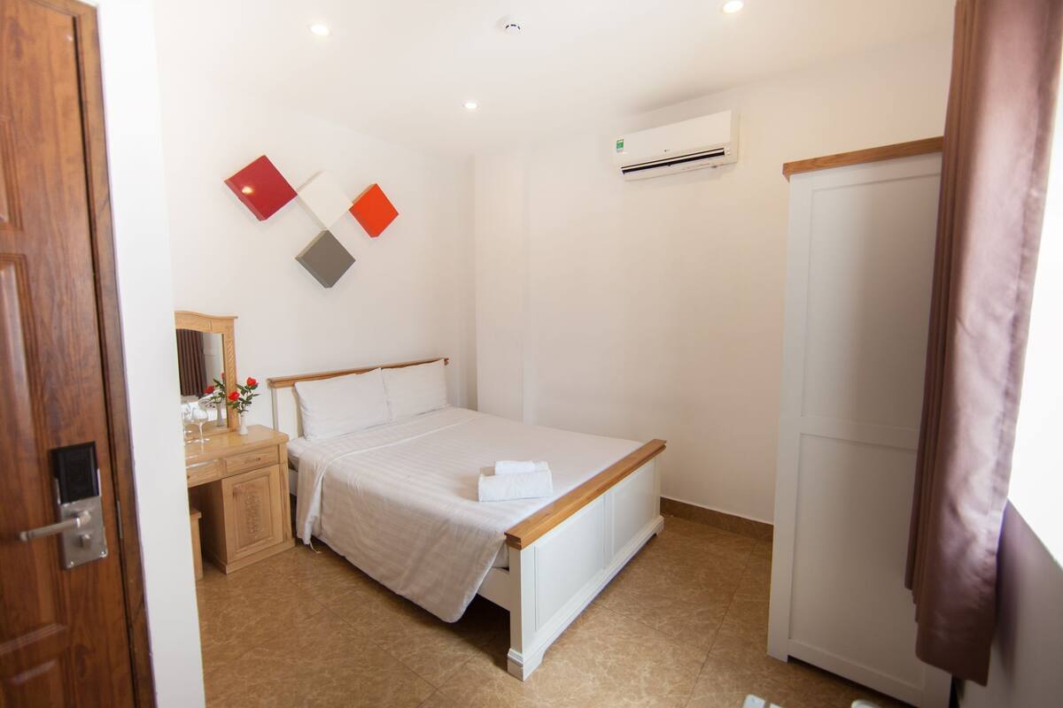 standard double room | 1 bedroom, minibar, desk, iron/ironing board