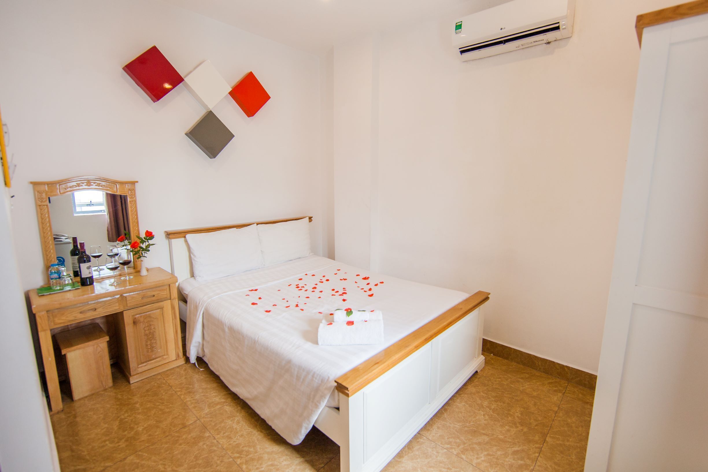 standard double room | 1 bedroom, minibar, desk, iron/ironing board