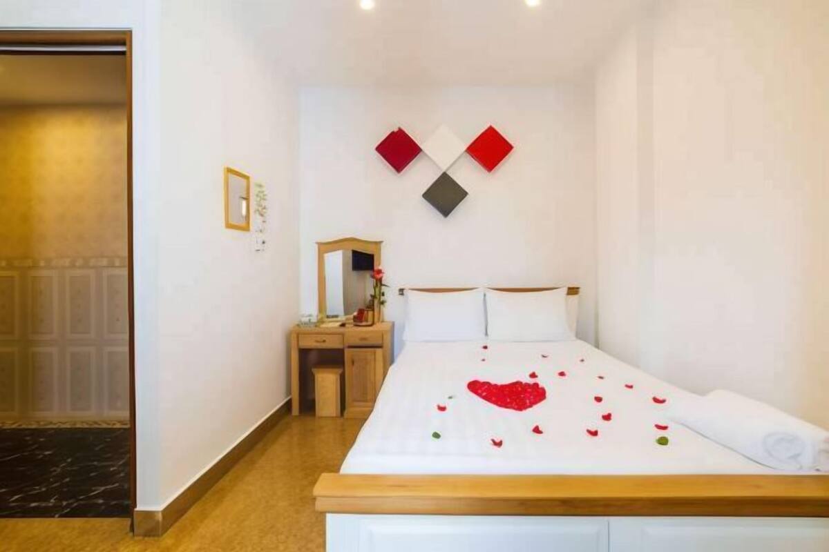 1 dormitorio, minibar, escritorio y tabla de planchar con plancha