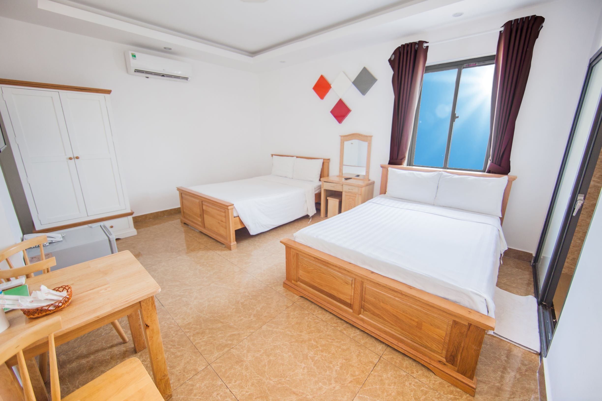 family room | 1 bedroom, minibar, desk, iron/ironing board