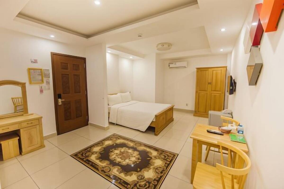 1 dormitorio, minibar, escritorio y tabla de planchar con plancha