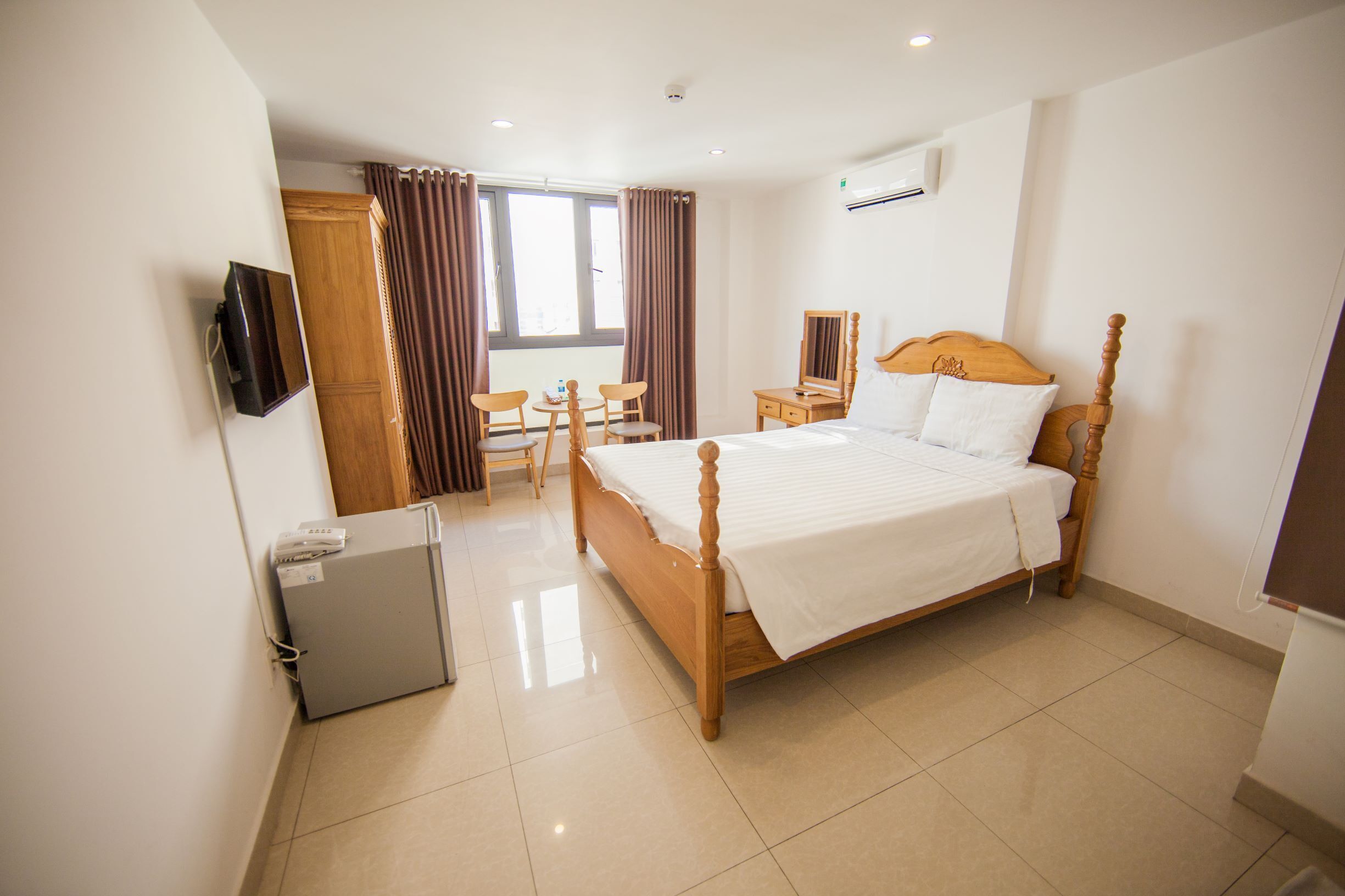 superior double room | 1 bedroom, minibar, desk, iron/ironing board