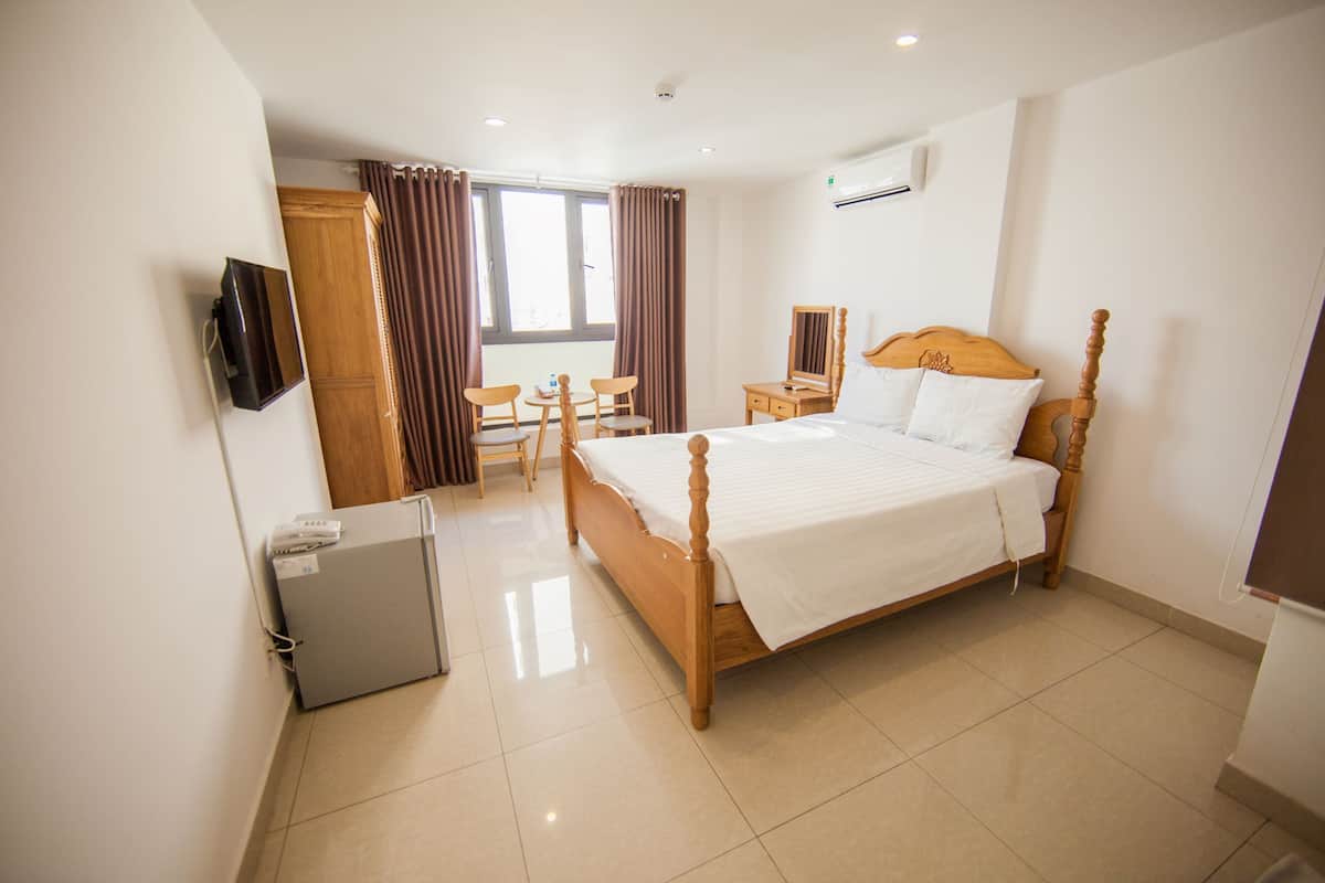 superior double room | 1 bedroom, minibar, desk, iron/ironing board