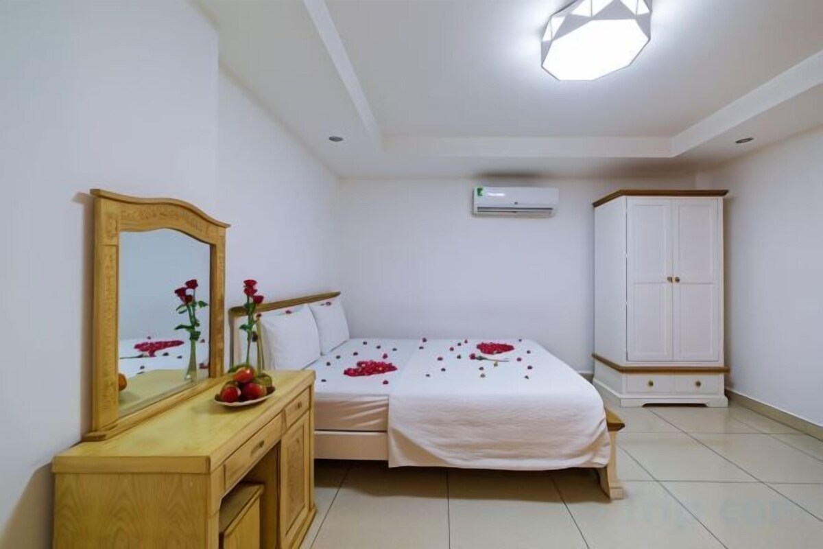 1 slaapkamer, een minibar, een bureau, een strijkplank/strijkijzer