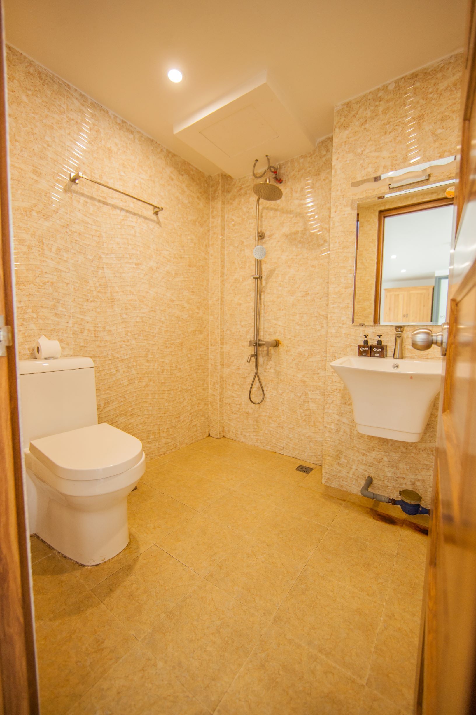 standard double room | bathroom | shower, jetted bath, free toiletries, hair dryer
