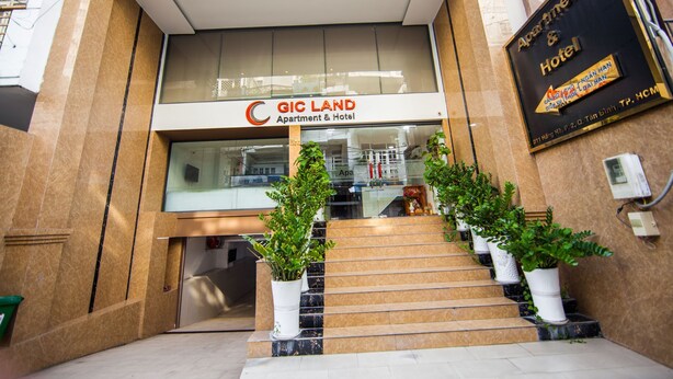 A hotel entrance with a sign reading "GIC LAND Apartment & Hotel."