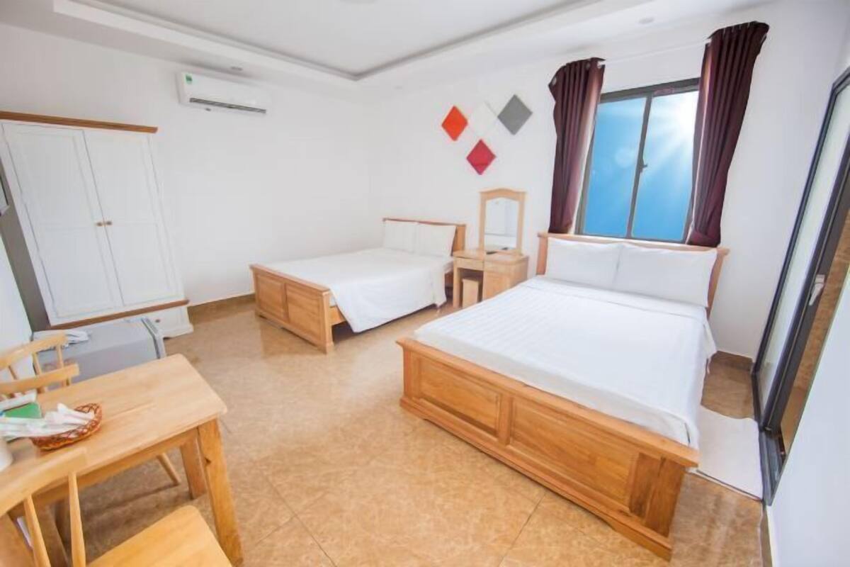 1 dormitorio, minibar, escritorio y tabla de planchar con plancha