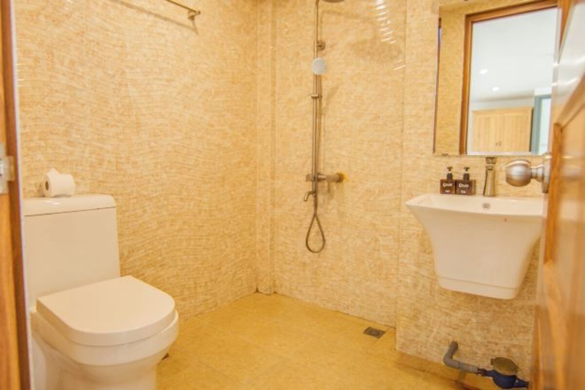 Ducha, bañera de hidromasaje y artículos de higiene personal gratuitos