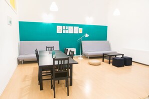 1 sovrum, skrivbord, strykjärn/strykbräda och gratis wi-fi