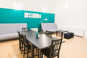 City-Apartment, 5 Schlafzimmer | Essbereich im Zimmer