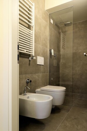 Een douche, gratis toiletartikelen, een bidet, handdoeken