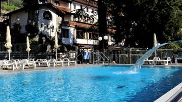 Outdoor pool, pool loungers