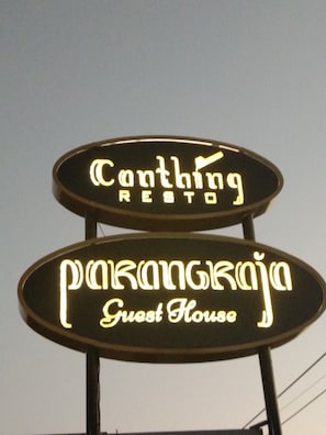 A neon sign for 'Canthing Resto' and 'Parangraja Guest House'. - Hotel Parangraja (Surakarta)