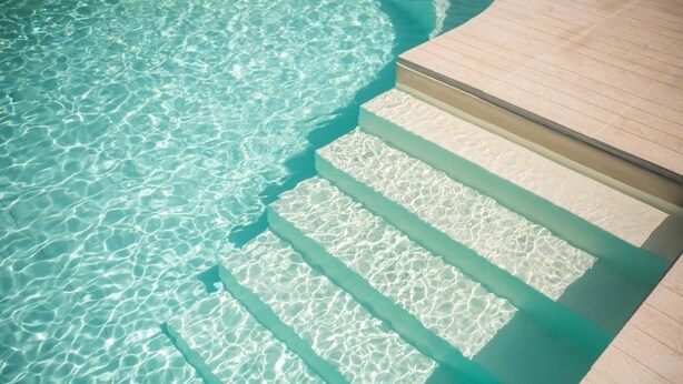 Una vista clara d'una piscina amb escales que hi condueixen.