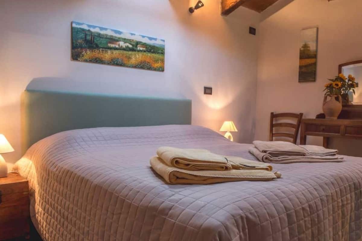 Desk, WiFi (free), bed sheets