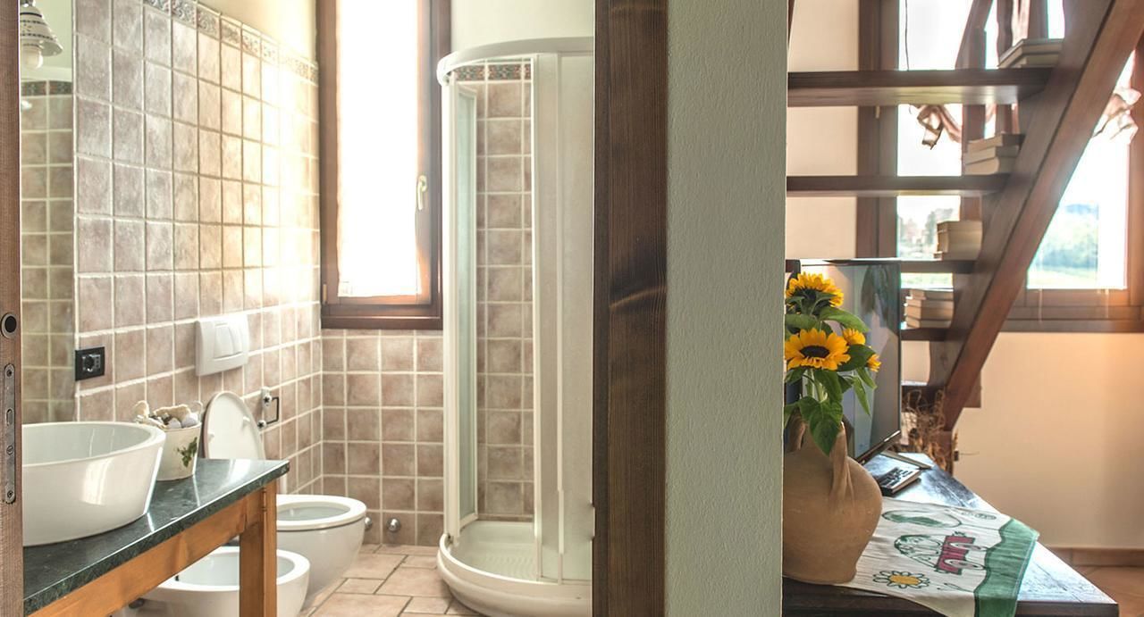 Un baño con ducha, inodoro y lavamanos.