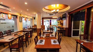 ์์นจ ์์ฌ, ์ ์ฌ ์์ฌ, ์ ๋
์์ฌ ์ ๊ณต, ์ผ์