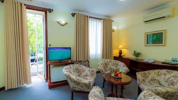 Double Suite | Living area | Flat-screen TV