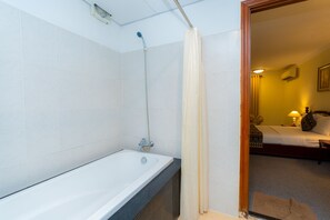 Gratis toiletartikelen, een haardroger, pantoffels, handdoeken