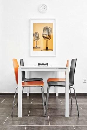 City-Apartment, Mehrere Schlafzimmer | Essbereich im Zimmer