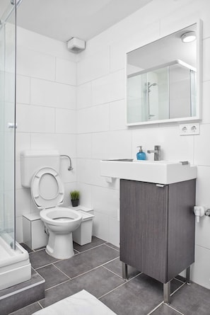 City Apartment, Multiple Bedrooms | Bathroom - Legendary Ernesto III (Budapest)