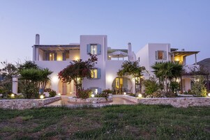 Fachada de la propiedad por la tarde o noche