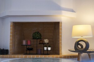 Dúplex, vistas al mar (LIGHT BLUE MAISONETTE) | Zona de estar | Televisión de pantalla plana de 32 pulgadas con canales digitales