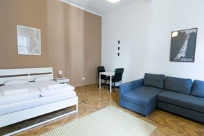 1 habitación, escritorio, tabla de planchar con plancha y wifi gratis 