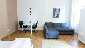 Une chambre moderne avec un canapé, un bureau et une chaise.