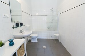 City Townhome, Multiple Beds | Bathroom