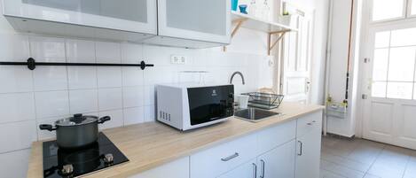 Casa de ciudad urbana, varias camas | Cocina privada | Refrigerador, microondas, parrilla de estufa y cafetera y tetera