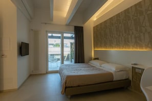 Meja kerja, tirai kedap cahaya, dan tempat tidur bayi (biaya tambahan)