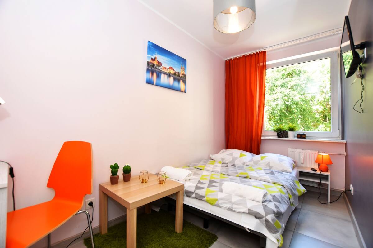 Iron/ironing board, free WiFi, bed sheets