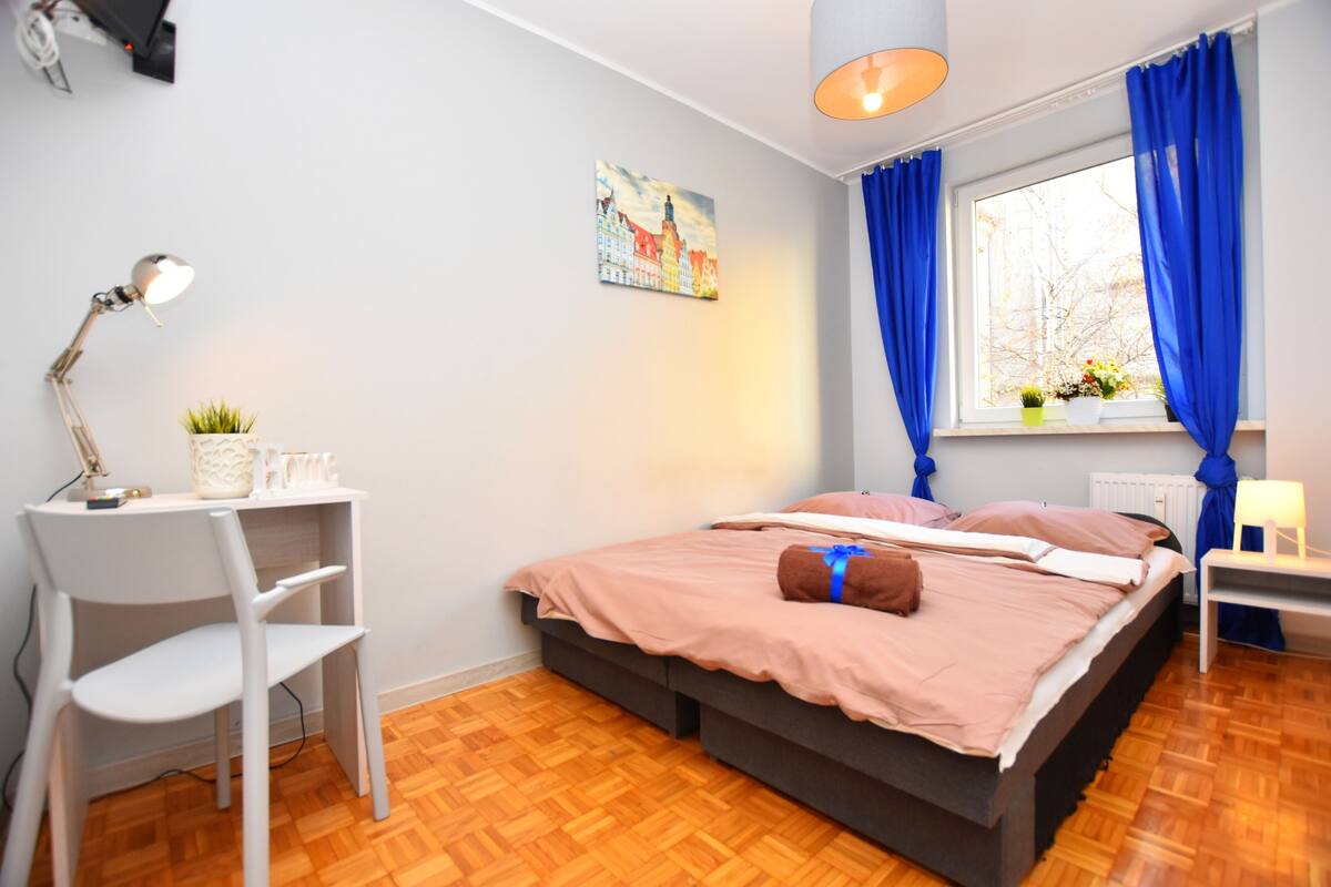Iron/ironing board, free WiFi, bed sheets
