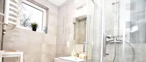Shower, hair dryer, towels