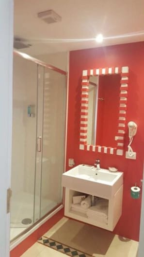 Design Double or Twin Room (Wellness) | Bathroom | Free toiletries, hair dryer, towels - Sorrento ResArt Suite (Sorrento)