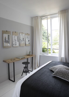 Habitación doble Deluxe | Tabla de planchar con plancha, wifi gratis y ropa de cama