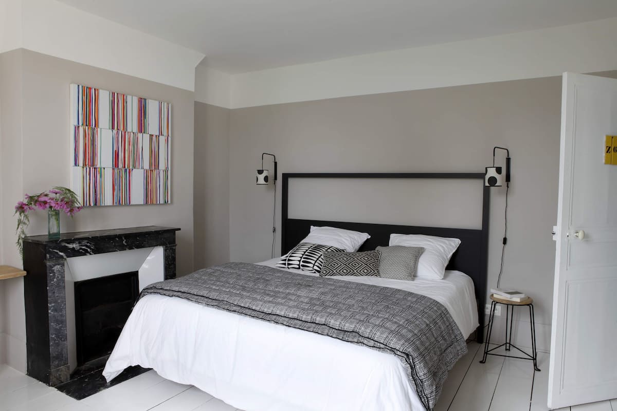 Iron/ironing board, free WiFi, bed sheets