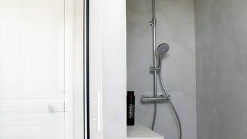 Deluxe Double Room | Bathroom shower