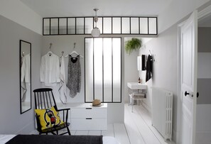 Kahden hengen deluxe-huone | Silitysrauta/-lauta, ilmainen Wi-Fi, vuodevaatteet